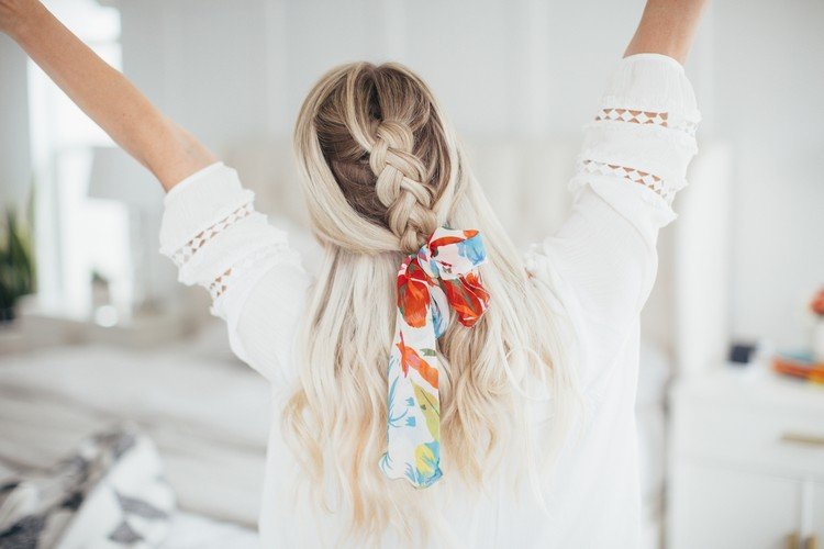 krásne plážové účesy dlhé vlasy spletené plátno