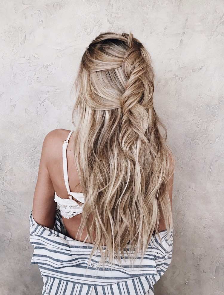 ležérne plážové účesy mávajú dlhé vlasy