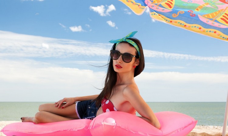 nápady na plážové účesy s látkovou gumičkou do vlasov