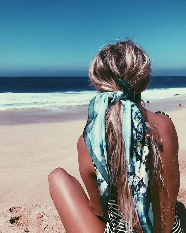 plážové účesy s látkovým nízkym chvostom