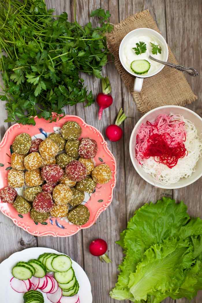 Vegetariánsky falafel s nakladanou repou a nápadmi na čerstvú petržlenovú vňať na začiatok Recepty na pestrú zeleninu-falafel v octe-nakladaná repa-petržlenová vňať