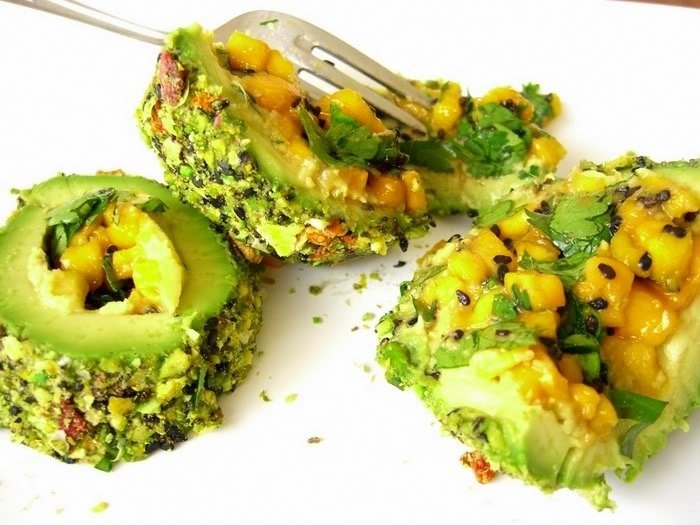 Avokádové hľuzovky ako vynikajúci predjedlo s petržlenovou vňaťou, citrónom a čiernym sezamom Hľuzovka-z-avokáda-recept-predjedlo-lahodná-petržlenová vňať-citrón-čierna-sezam