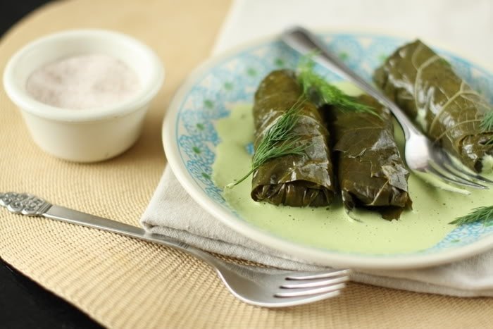 Plnený hroznový list dolma recept s cibuľou, korením, citrónom, mätou a soľou Plnené hroznové listy-dolma-recept-cibuľa-paprika-citrón-mäta-soľ
