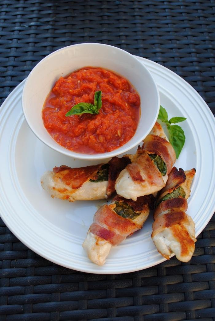 lahodný predkrm - chrumkavé vyprážané kúsky kuracích pŕs v slaninovom povlaku chrumkavé-vyprážané-kuracie prsia-kúsky-v-slanine-poťahovanie-recept