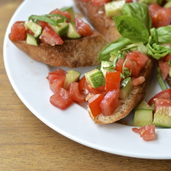 Bruschetta potretá predjedlom s olivovým olejom-čerstvými paradajkami a uhorkou Bruschetta-s-olivovým olejom-potreté-čerstvé-filé-paradajkové-kúsky-uhorka-štartér-recepty