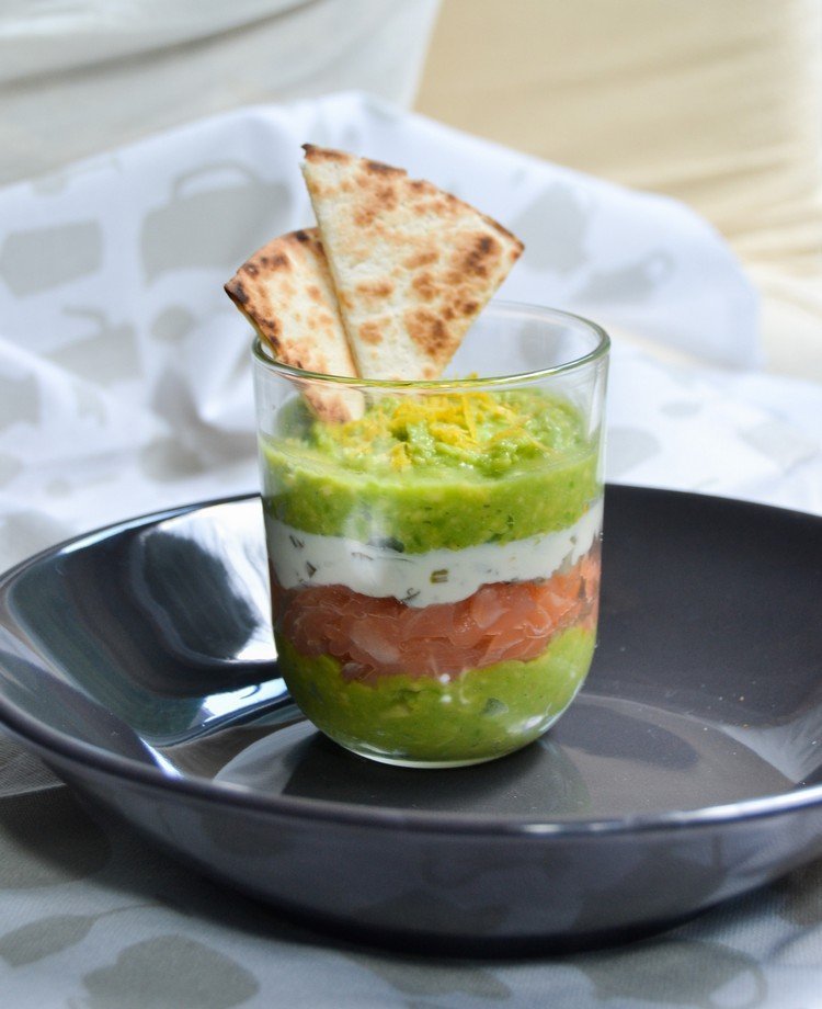 Predjedlá-v-skle-podávané-vrstvy-guacamole-losos