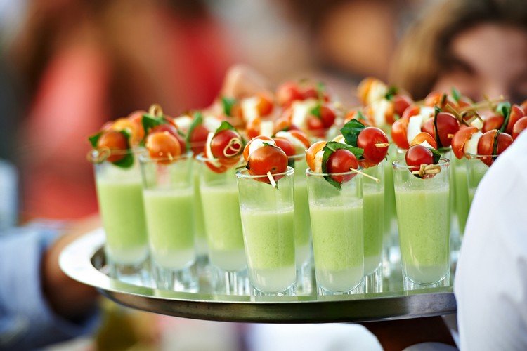 predkrmy-v-skle-studenej polievke-uhorka-ozdoba-paradajky