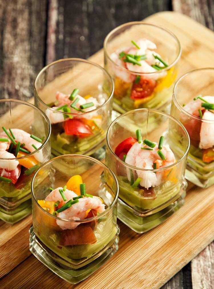 Predjedlá-servírované-v-skle-recepty-krevety-guacamole