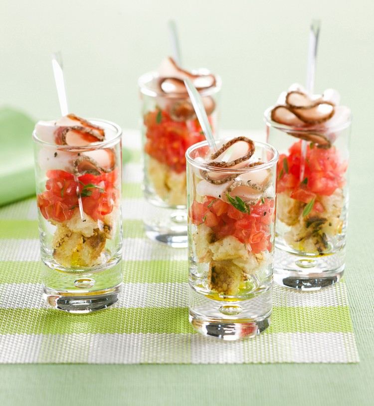 Predjedlá usporiadané v skle-krajší-návrh na servírovanie