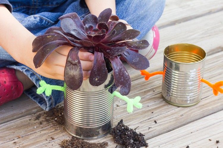 Upcyklácia s deťmi hrnce vyrobené z plechoviek