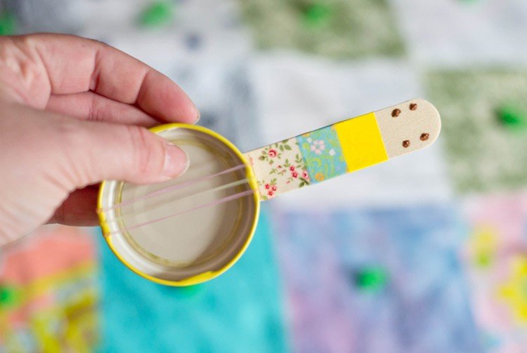 Inšpiratívne nápady remesiel pre deti DIY mini banjo z veka