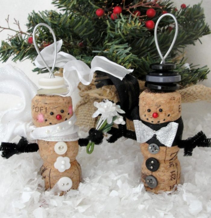 Korkové šperky na svadobný pár na zavesenie-urobte si vianočné ozdoby na vianočný stromček Korkové šperky na zavesenie-nápady-vianočné dekorácie-vyrobte si sami
