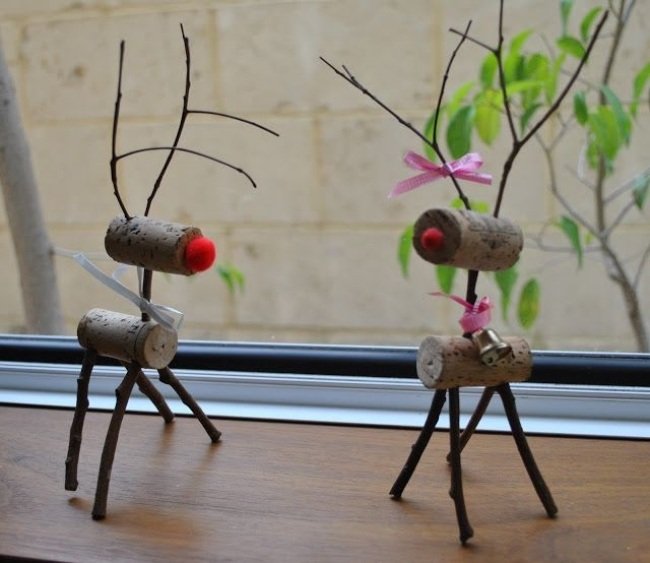 vyrobte soby z korkových zátok-nápady s deťmi-jednoduché vianočné ozdoby Korkové uzávery-sobí drotári-s-deťmi-nápady-vianočné dekorácie