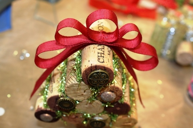 Vianočná dekorácia s korkovou ozdobnou jedľou s ozdobou na červenú stužku na stôl vianočné deko-recyklácia-umelecké ručné práce-s-korkovou-deko-jedľou-strom-na-doske