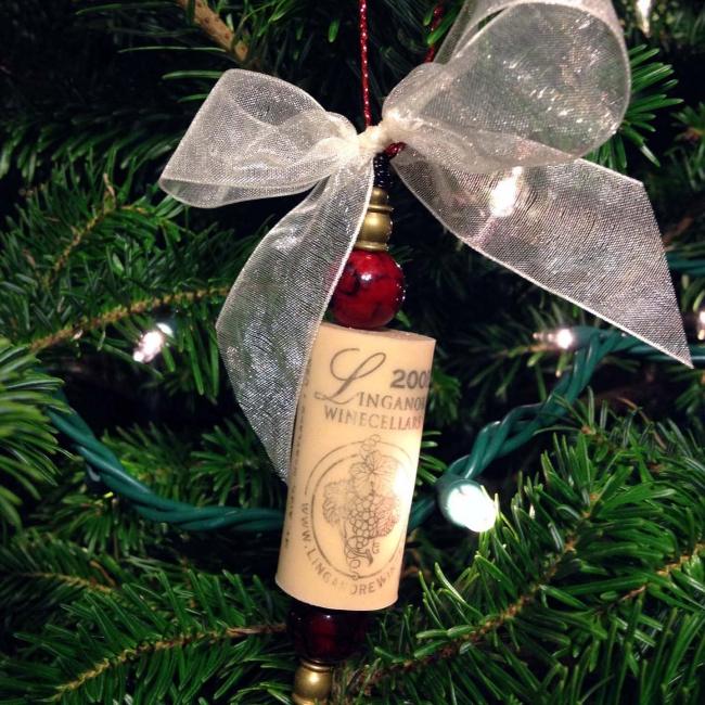 Nápadité ozdoby na vianočný stromček vyrobené z použitých uzáverov korkových fliaš Víno-korkové-fľaše-čiapky-dekorácie-nápady-vianočné-jedle-strom-dekorácie