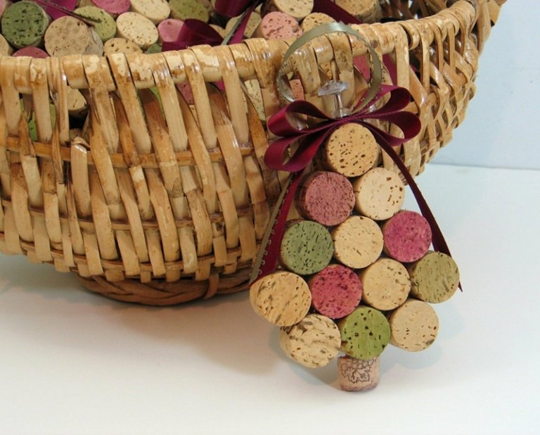 Vianočná dekorácia z korkov v jasných farbách ako jedľa vianočná ozdoba z korkovej farebnej jedle nápad rustikálny