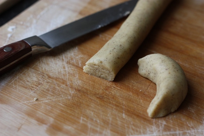 Rozdeľte cesto na chladenie cez vanilkové mesiačiky tvary na pramene-na malé kúsky