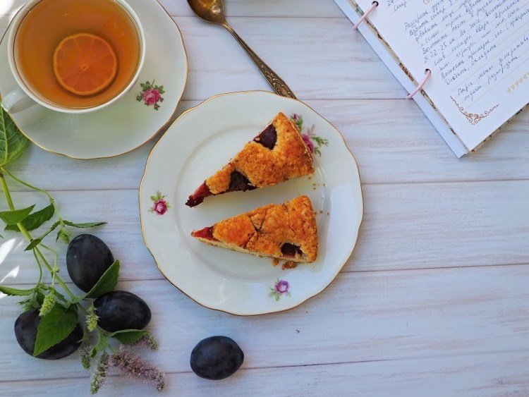 Vytvorte si vlastný tvarohový koláč so slivkou