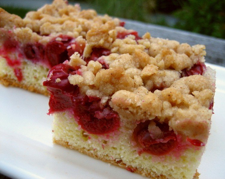 Jednoduchý čerešňový koláč z plechu s receptom na posypanie