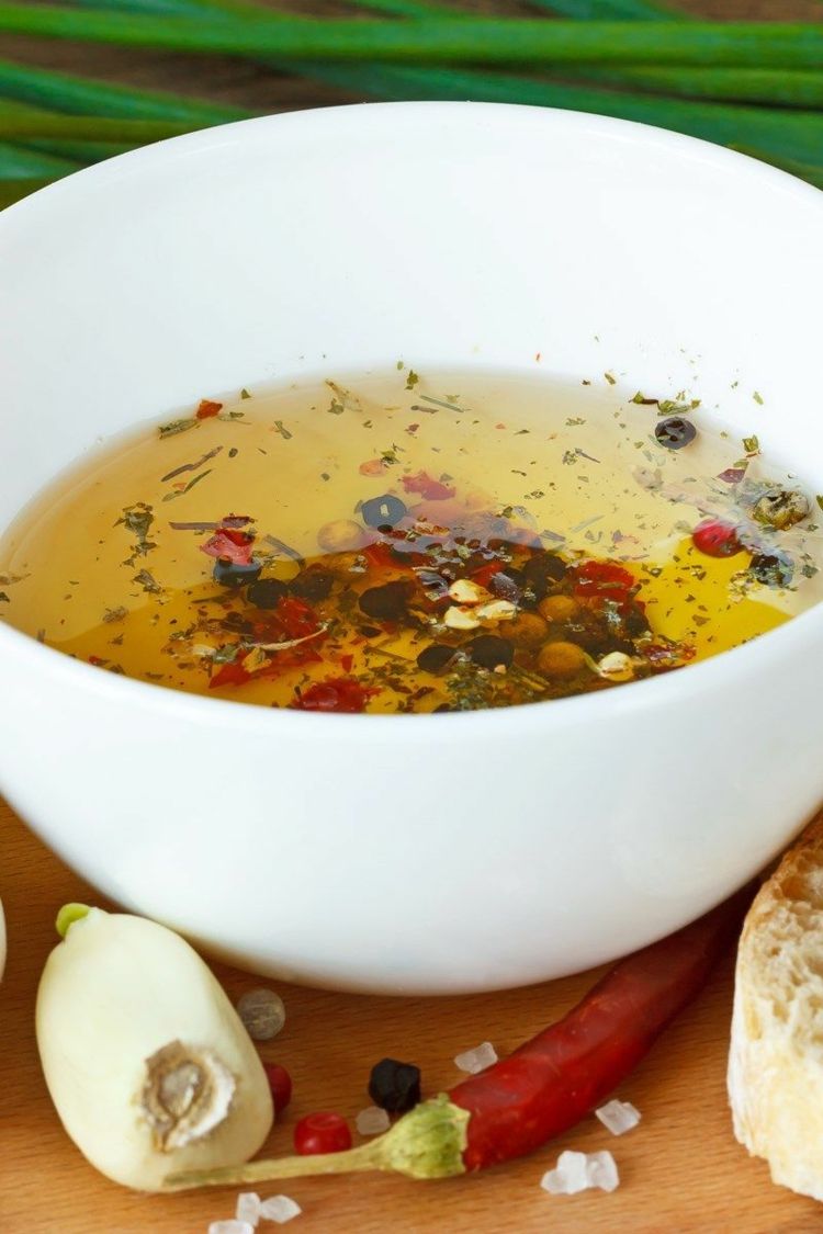 Ponorte olivový olej, rozmarín, oregano, bazalku, cesnak a červenú papriku