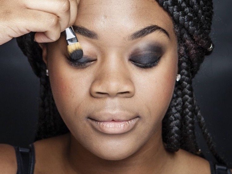 naneste čierne očné tiene na celé viečko