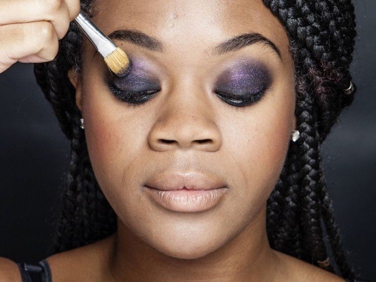 Fialové očné tiene naneste plochým štetcom
