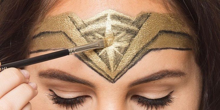 jednoduchá čelenková make -up zázračná žena na Halloween