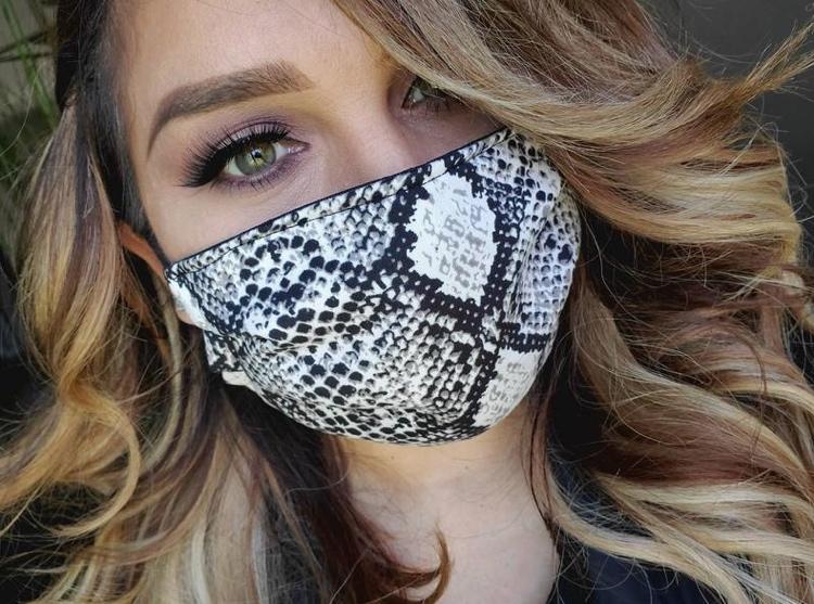 Pleťová maska ​​so vzorom hadej kože