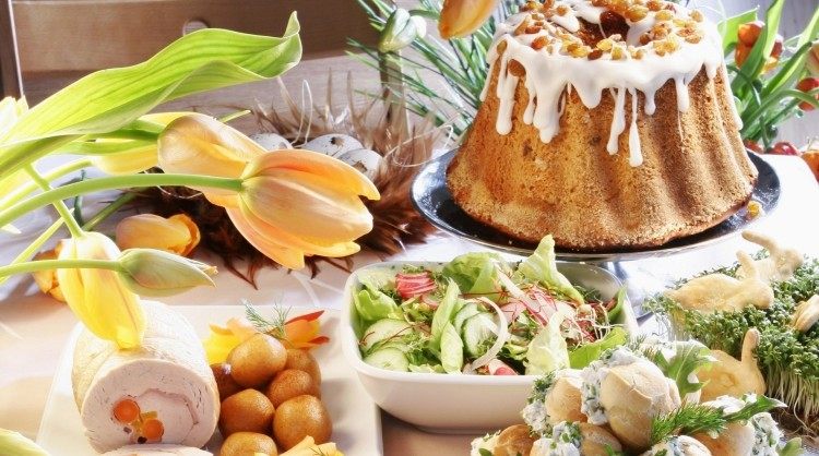 pekný veľkonočný stôl s množstvom dobrôt Jednoduché recepty na veľkonočné menu-dekorácie na večeru-stôl