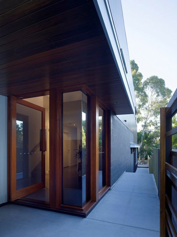 Samostatne stojaci dom na úzkom pozemku drevenej zárubne na prízemí