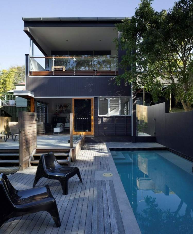 Rodinný dom na úzkom pozemku s drevenou terasou a bazénom Dom architekta