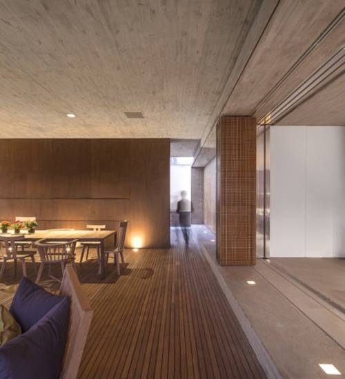 Drevená podlahová krytina betónový strop moderná architektúra Jedáleň so sklenenou stenou z modernej architektúry