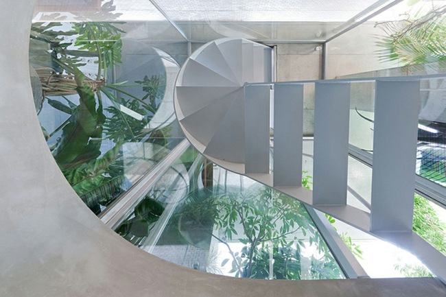 Kovové točité schodisko minimalistický dizajn interiéru minimalistický dizajn interiéru, úspora miesta