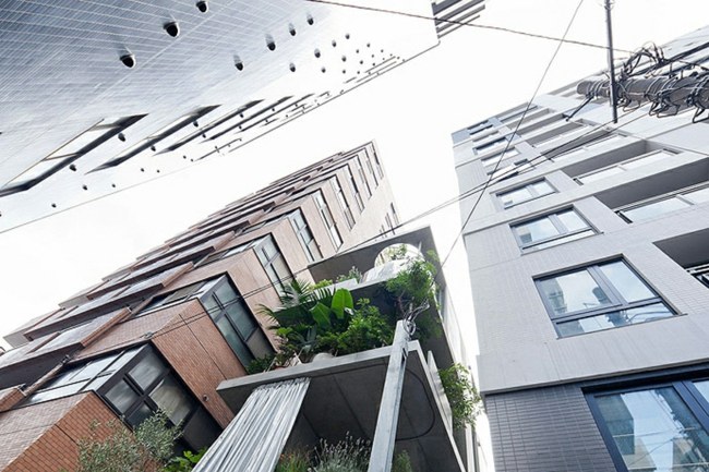 moderná architektúra japonský dom balkón Japonský dom vysadený na balkóne