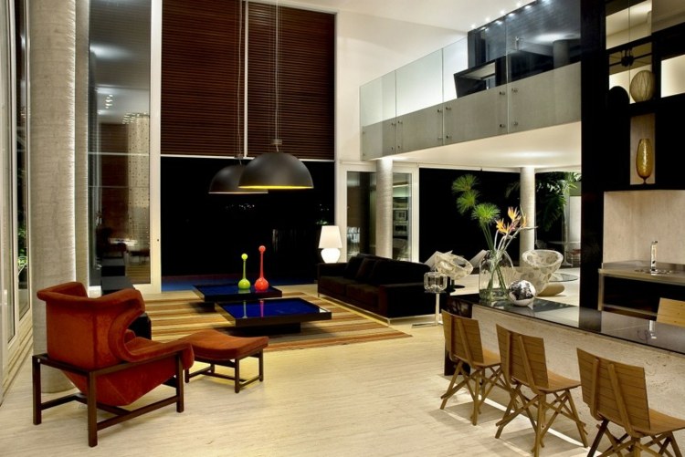 Konferenčné stolíky z Brazílie modré sklenené kreslá oranžové