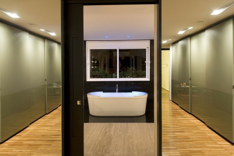 Osvetlenie vane čierne steny v modrej farbe