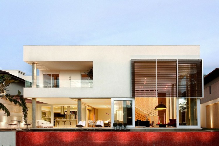 Bazénová červená škridlová fasáda s dvoma poschodiami