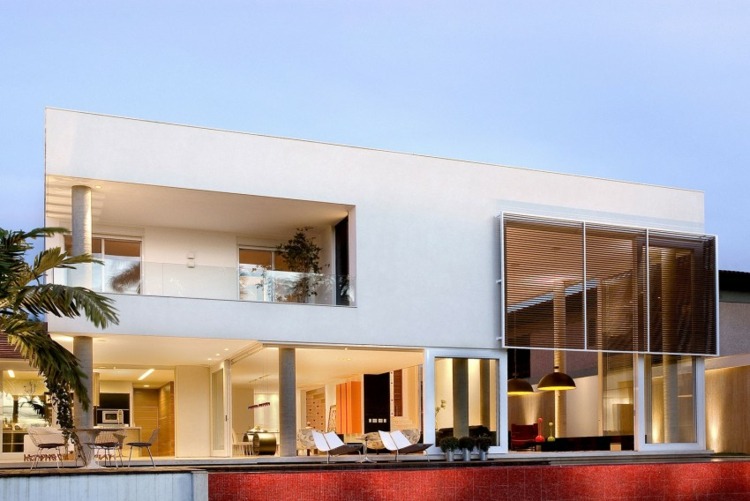 Vchodové žalúzie betónové trámy červené obklady