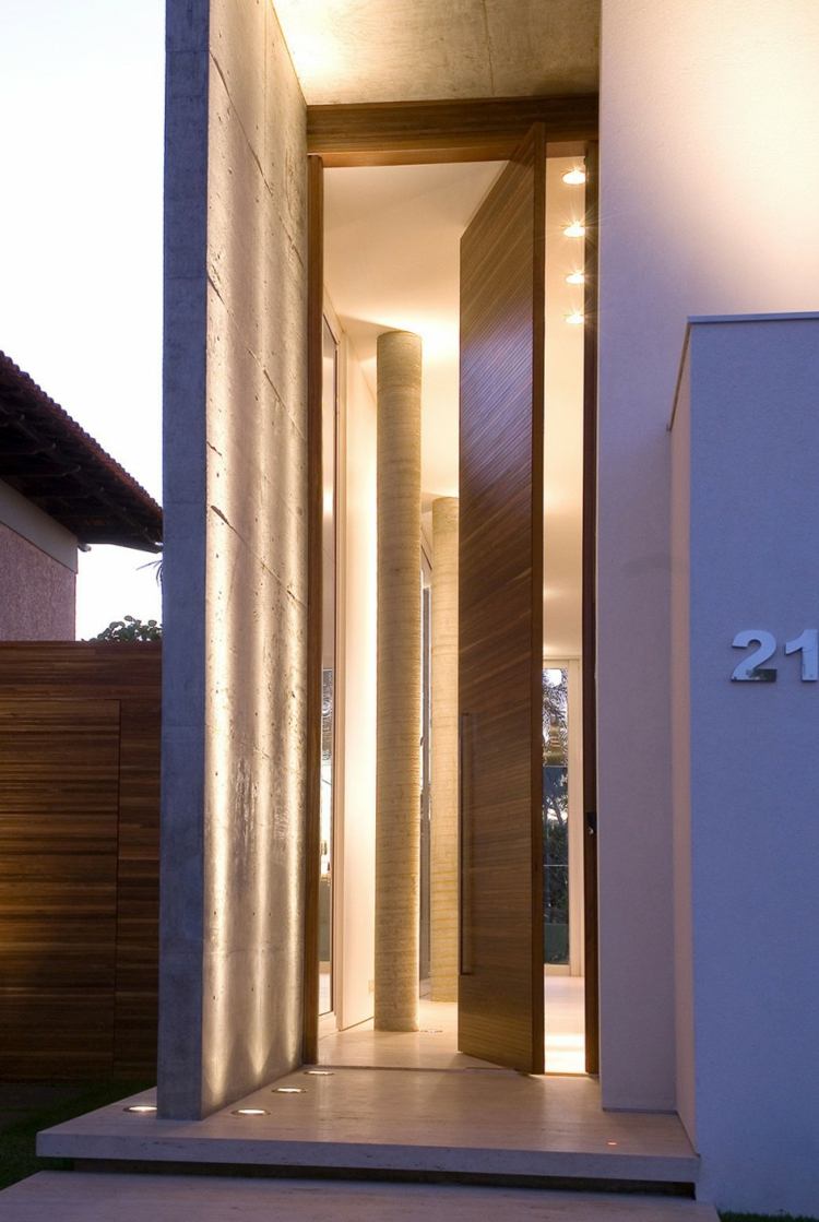 Vchodový moderný dizajn otočných dverí z drevobetónovej chodby