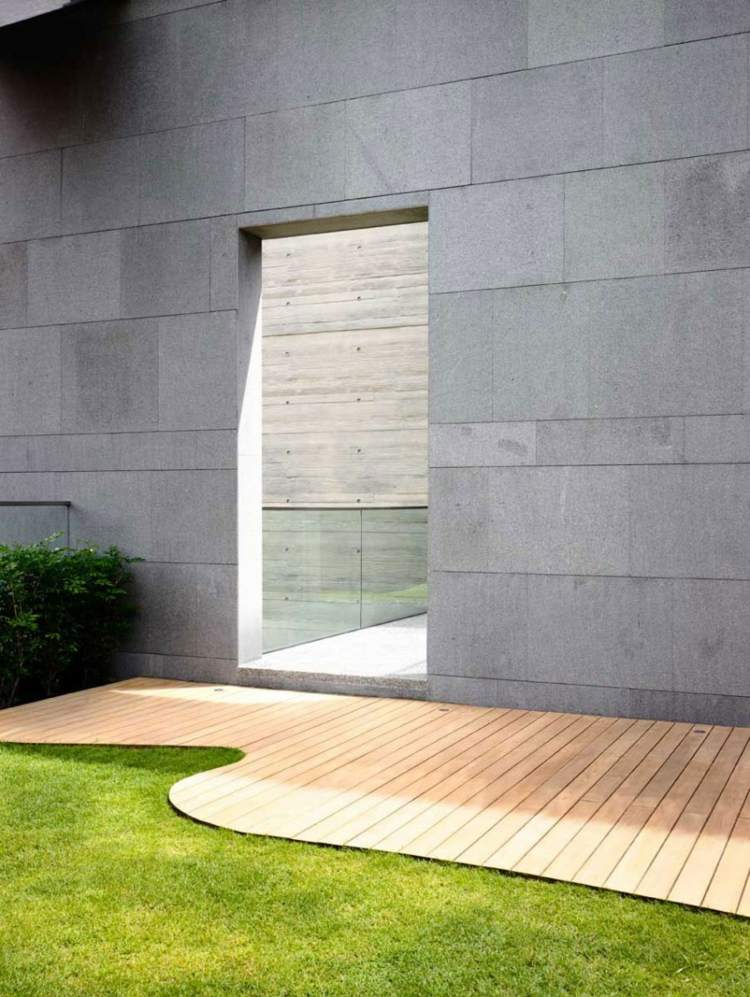 Rodinný dom, veľká záhrada, vchodové dvere, dvor, fasáda s dlažobnými kockami