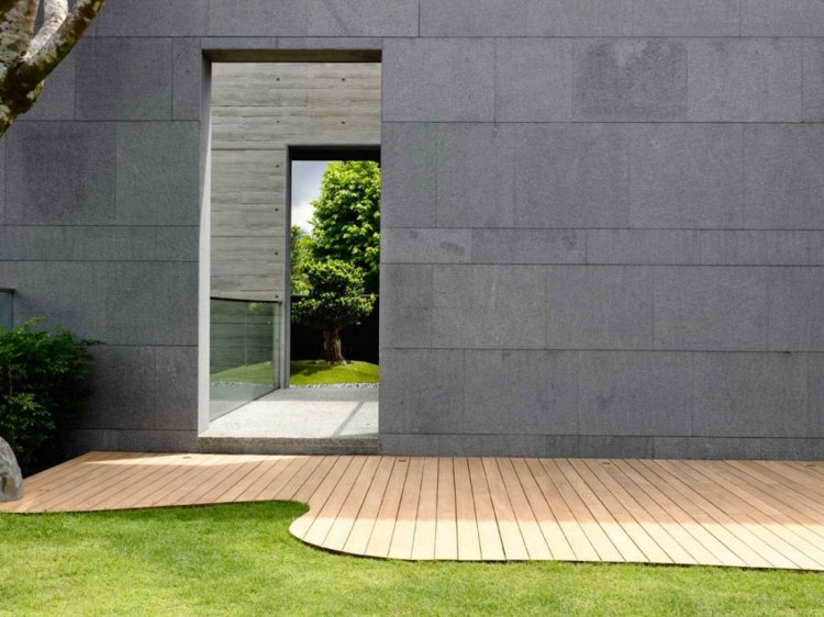 Samostatne stojaci dom veľká záhradná drevená terasa s trávnikom okraj