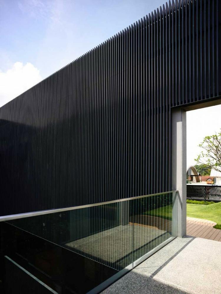 Rodinný dom veľká záhrada na nádvorí so slnečnou clonou