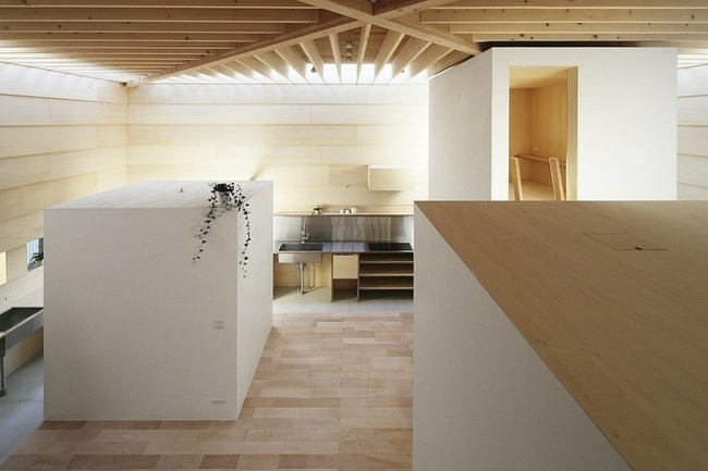 obývacia izba v minimalistickej modernej architektúre moderná architektúra obývací priestor odhalené trámy strop