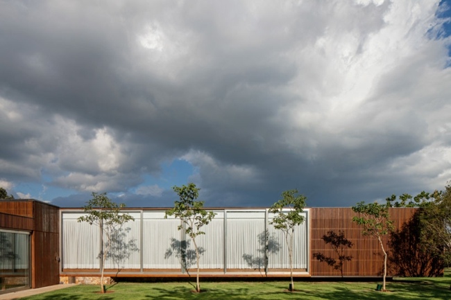 Dom drevené žalúzie okná stromov