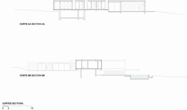 Bočný pohľad na drevenú fasádu prízemnej budovy