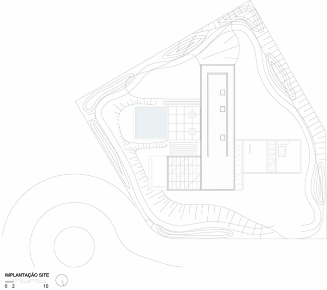 Pohľad zhora na modernú architektúru v tvare T.
