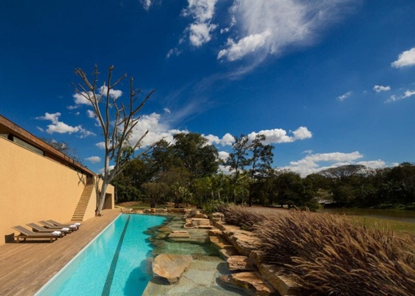 Kamienky na kúpanie v jazierku vytvárajú nápady do záhrady