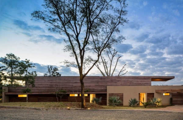 moderný dom fasáda drevo kamienková cesta