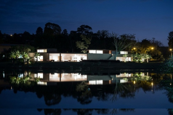 Dizajnové osvetlenie fasády domu od okien po strop