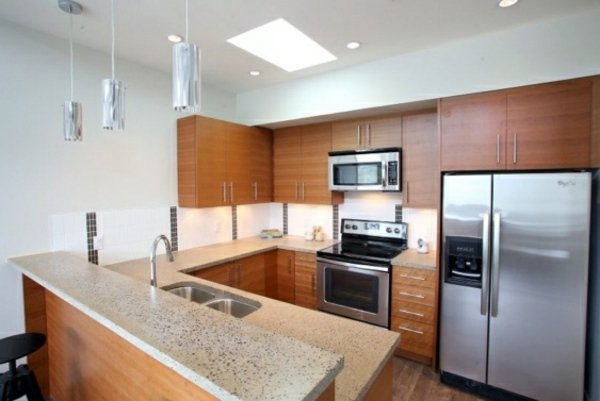 Drevený vzhľad v modernej kuchyni vstavaná mikrovlnná rúra Laminátová kuchynská pracovná doska vzhľad dreva